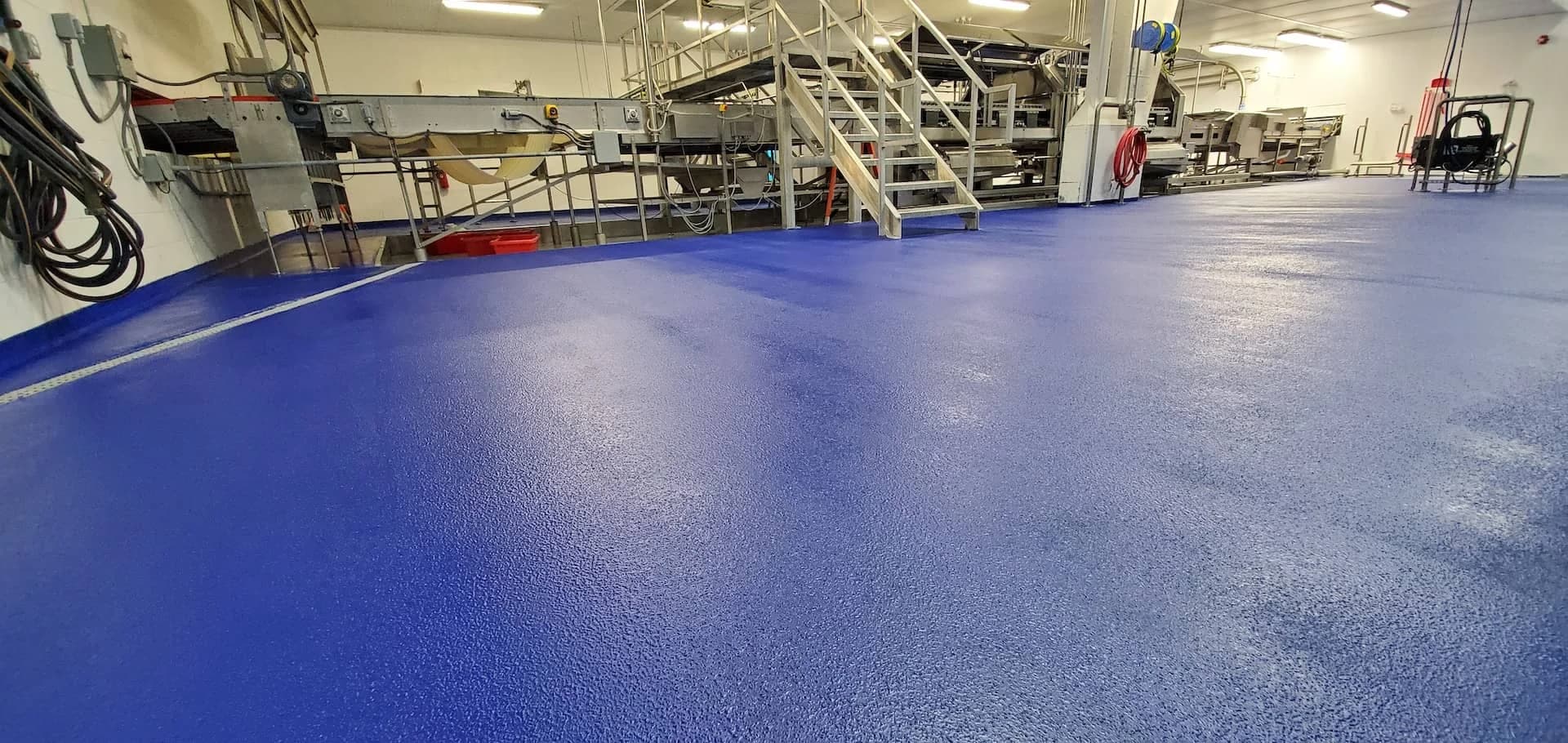 Piso azul recubierto en una planta de alimentos, un trabajo de nuestro cliente Industrial Coating Concepts