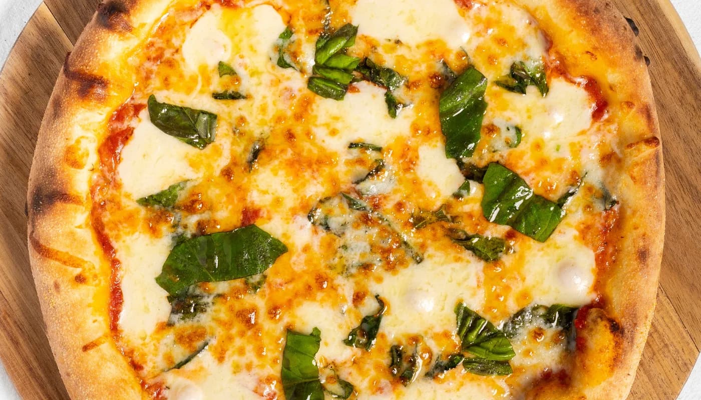 Una pizza Margherita recién hecha de Fresh Pizza on Wheels