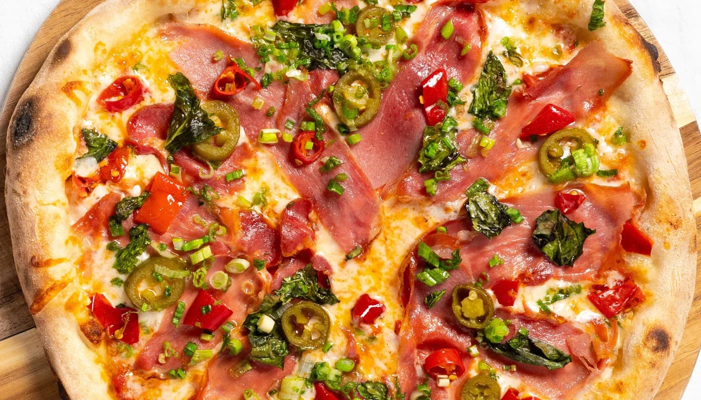 Pizza de prosciutto picante con jalapeños